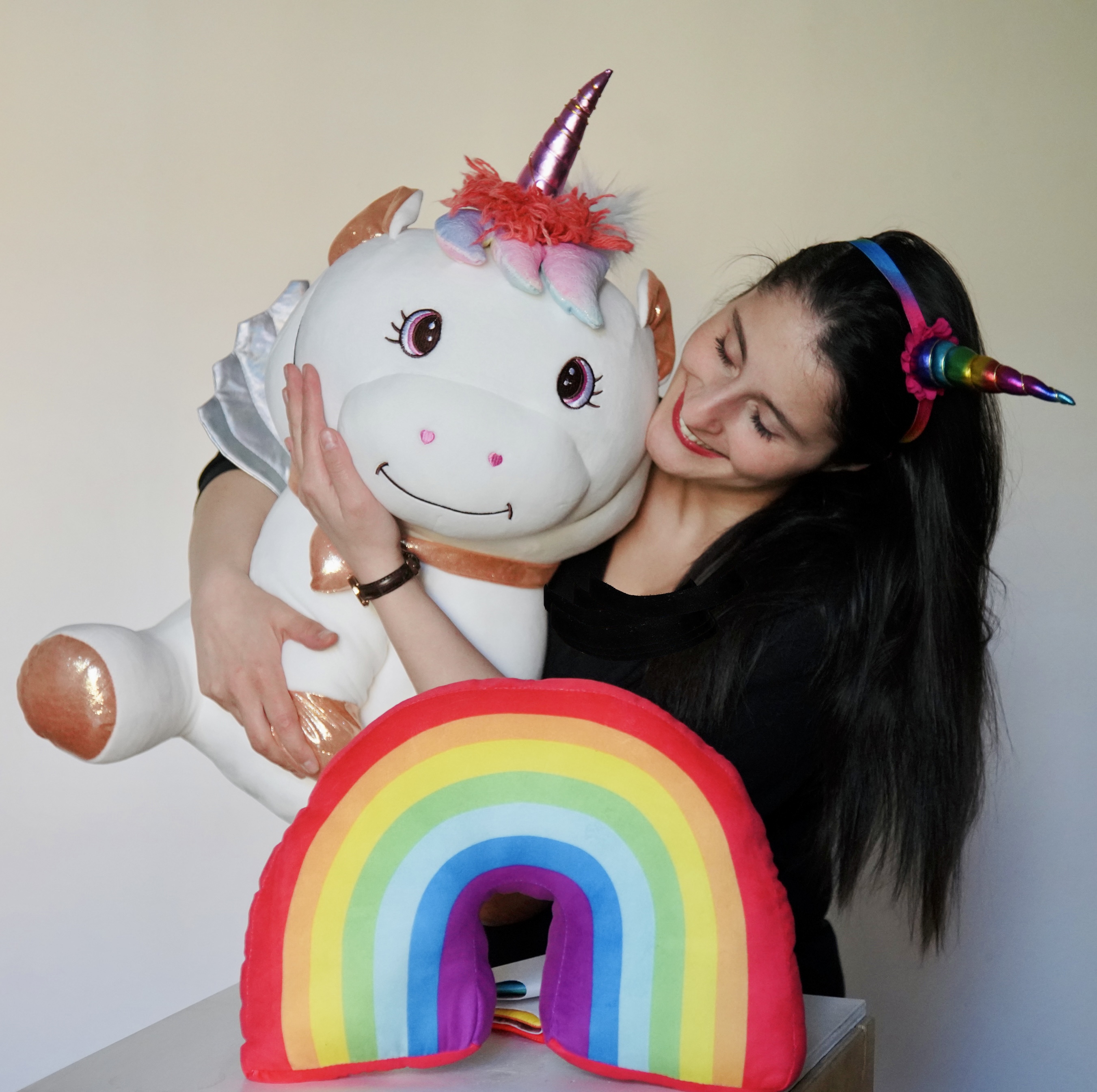 آوا به همراه آوا تک شاخ کوچولو